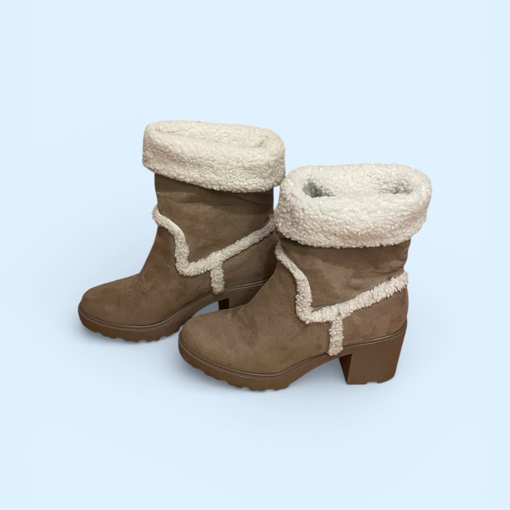 Cozy Tan Shearling-Lined Women's Boots